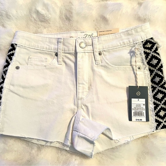 Universal Thread White with Black Side Detail Short Size 2 - Picture 4 of 14